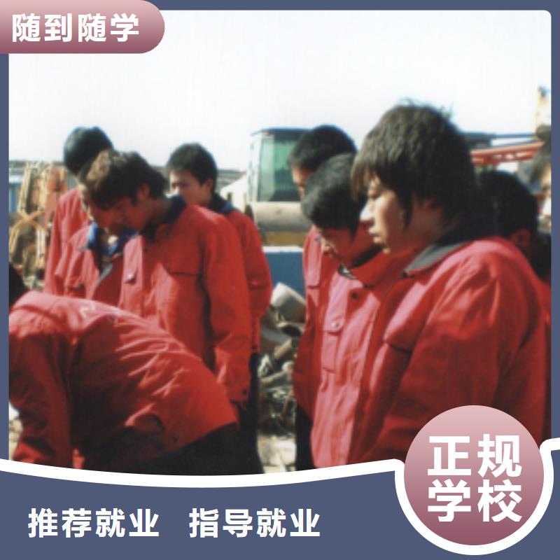 挖掘机操作-虎振汽修学校技能+学历学真本领