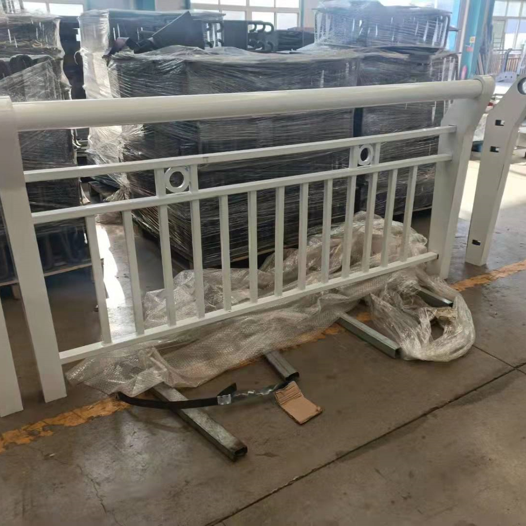 桥两侧护栏线条优美当地品牌
