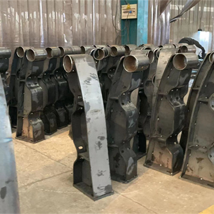 公路防撞护栏造型多样