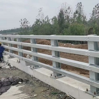 公路防撞护栏造型多样