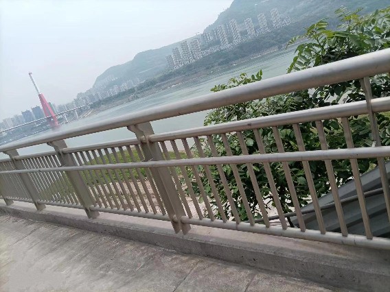 不锈钢复合管防撞立柱实力派厂家供您所需