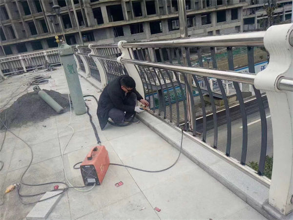 供应海南陵水县波形梁护栏种类多质量好