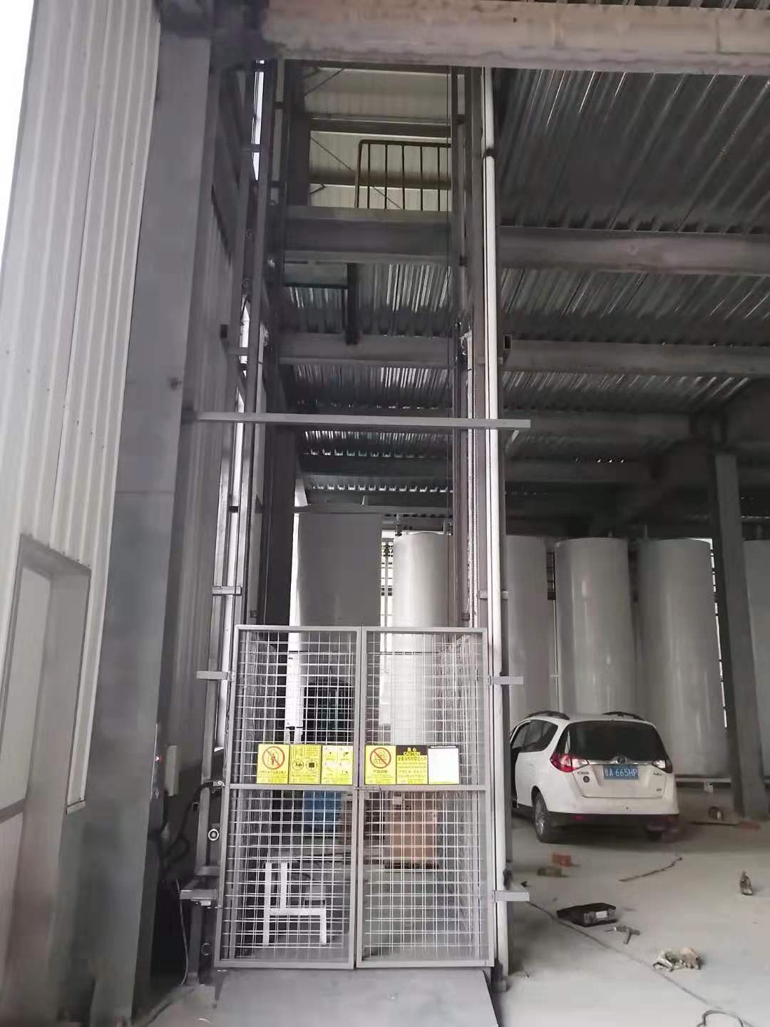 导轨式货物升降机公司追求细节品质